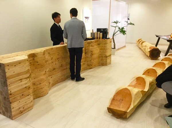 スペイン大使館で開かれた家具店の会場デザインに天竜材が使われました～浜松の鈴三材木店